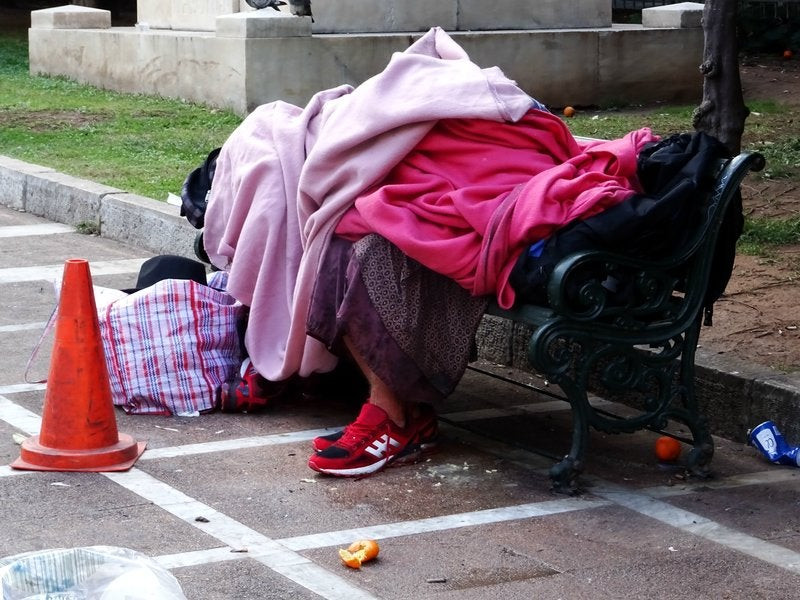 Συγκλονιστικό φωτορεπορτάζ: Οι δύο όψεις τις γιορτινής Αθήνας – Φώτα, στολισμοί και άστεγοι [εικόνες]